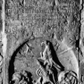 Wappengrabplatte für Ladislaus Dedachy, an der Westwand, dritte von Norden unter der nördlichen Wandnische.Rotmarmor.