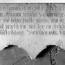 Unterhang eines Epitaphs für den Hofrat Wilhelm Aschmann, an der Südwand im dritten Joch von Westen, obere Platte. Kalkstein.