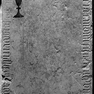 Grabplatte des Eckhard Kienberg aus rotem Marmor.