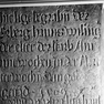 Grabplatte mit den Grabinschriften für Hans Wisinger (I) und seine Ehefrau Barbara (II), an der Nordwand im zweiten Abschnitt von Westen, obere Platte. Rotmarmor.