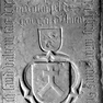 Fragment der Grabplatte für Hans Schadenpeck. Mit einer weiteren Inschrift für eine unbekannte Person, vielleicht seine Frau Margaret (Nr. 357) an der Südwand im siebenten Abschnitt von Westen, obere Platte. Rotmarmor. Mehrfachverwendung der Platte.
