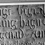 Detail zu Grabplatte mit den Grabinschriften für Wolfgang Hagn (Nr. 354) und Bartholomäus Winter (Nr. 462), an der Südwand im dritten Abschnitt von Westen, obere Platte. Rotmarmor.