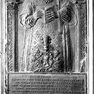 Figurale Metallplatte mit Grabbezeugung bzw. Sterbevermerken für die Domherren Konrad, Georg und Kaspar von Würtzburg und Künstlersignatur des Sebastian Reichbrunn.