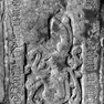 Wappengrabplatte für Jörg Weydacher, an der Südwand, fünfzehnte von Westen. Rotmarmor.