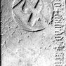 Grabplatte des Konrad Zeissler aus rotem Marmor, im Boden eingelassen.