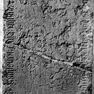 Grabplatte des Kanonikers Johann von Jahensdorf aus rotem Marmor, an der Wand aufgerichtet,