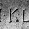 Felsblock (II), Detail mit Inschrift (H)