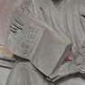 Dom, südl. Chorumgang, Grabdenkmal für Johannes Zemeke († 1245), Detail: Pleurant Kanonistik, Ausschnitt(1490/91, 2. H. 15. Jh.?)