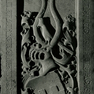 Wappengrabplatte des Georg von Preysing aus rotem Marmor, im Boden eingelassen.