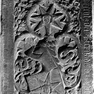 Wappengrabplatte des Albrecht und der Dorothea Sterner und deren Tochter Barbara Portner aus rotem Marmor.