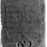 Grabplatte mit den Grabinschriften für die Kanoniker Nikolaus Physicus (Nr. 52) und Sigmund Vorschover (Nr. 229), an der Nordwand in der unteren Reihe.Mehrfachverwendung der Platte. Rotmarmor.