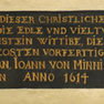 Die weiß umrahmte Inschriftentafel des Altarretabel mit goldenen Buchstaben auf schwarzem Grund. [2/2]