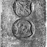 Wappengrabplatte mit den Grabinschriften für die Kanoniker  Hertnid von Lampoding (Nr.32) , Johann von Dachsberg (Nr.418) im oberen und Georg Reichart (Nr.529) im unteren Drittel der Platte, an der Ostwand, südlich neben der Tür zur Sakristei. Mehrfachver