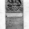 Wappengrabplatte für Augustin Stattmiller und seine Ehefrauen Sabina, geb. von Obernau, Barbara, geb. Weichsner, Anna, geb. Miller, und Elisabeth, geb. Hablitz