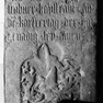 Fragment einer Wappengrabplatte für Anna Stubner (I) mit einer weiteren, nicht identifizierbaren Grabinschrift (II), an der Nordtreppe zur Empore als Schwelle der Tür zur Kirche. Rotmarmor.