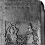 Wappengrabplatte für den Ratsbürger Zacharias Erb, an der Nordwand des Querhauses dritte von Westen, oben. Rotmarmor.