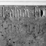 Detail zur Grabplatte mit den Grabinschriften für Kaspar Finbeck und eine Barbara (I) sowie für seine Ehefrau Anna (II), an der Westwand, innen unter der Empore, erste Platte von Norden, oben. Rotmarmor.