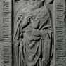 Grabplatte des Petrus Pald aus rotem Marmor, im Boden eingelassen.