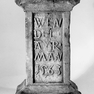 Ofenfußstein mit Namensinschrift und Jahreszahl 