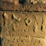 Jahreszahl in erhabenen Ziffern auf Bildstock aus rotem Sandstein