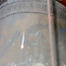 Gebetsinschrift und Jahreszahl auf einer Glocke im Dachreiter.