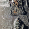 Glocke mit Gussjahr, Glockenrede, Meisterinschrift und Name, Detail Relief
