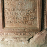 Bibelzitat und Grabinschrift auf der Grabplatte des Johann Friedrich Rösslin.