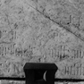Detail zur Grabplatte für Kunz Kolmünzer, eine weitere Person und die Ehefrau des Hanns Wunsam, Barbara (?), an der Südwand innen, vierte von Westen. Rotmarmor.