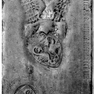 Wappengrabplatte des Gamerit von Sarching, seiner Ehefrau Elisabeth, geborene Torer und eines weiteren weiblichen Mitglieds der Familie aus rotem Marmor.