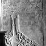Wappengrabplatte für Katharina von Kirchberg, an der Nordwand, zehnte von Westen. Rotmarmor.