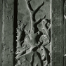 Wappengrabplatte des Kaspar Schenk von Schenkenstein aus rotem Marmor, im Boden eingelassen.
