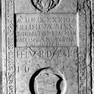 Wappengrabplatte mit den Grabinschriften für die Kanoniker Johann von Freuntperg (Nr. 75 ), Johann Heinrich von Rohrbach (Nr. 771) und Wiguläus von Rohrbach (Nr. 823), an der Südwand im achten Joch von Westen in der unteren Reihe. Mehrfachverwendung der P