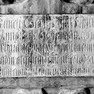 Detail zu Epitaph für Georg Peugl und seine Ehefrau Barbara, geb. Schönstetter, im Westflügel an der Westwand, fünftes Joch von Norden. Rotmarmor mit Einlagen aus hellem Kalkstein.