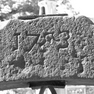 Ziehbrunnen, Ostseite, Detailaufnahme mit Inschrift am Galgen