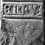 Zwei Fragmente einer Grabplatte