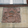 Jahreszahl auf einem Wappenstein am Mittelrisalit des Hauses.