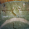 Jahreszahl, Wappen und Steinmetzzeichen auf dem äußeren Deckelstein.