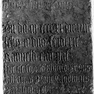 Grabplatte mit den Grabinschriften für die Dompröpste Meingot I. (Nr. 7) und Meingot II. von Waldeck (Nr. 22), sowie für die Kanoniker Friedrich Ranveld (Nr. 105), Kilian Prant (Nr. 374) und Johann von Kienburg (Nr. 553), in der westlichen Nische der Südw
