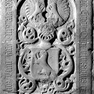 Wappengrabplatte des Kanonikers Theoderich (Dietrich) von Bibra aus rotem Marmor, im Boden eingelassen.