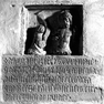 Querrechteckige Inschriftentafel für Johannes von Peina aus Kalkstein mit fünfzeilger Gedenkinschrift, die jeweils durch zwei scharfe Linien getrennt ist.