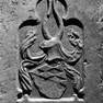 Wappengrabplatte des Ulrich und des Heinrich von Stauf aus rotem Marmor.