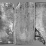 Drei Fragmente der Grabplatte eines unbekannten Ritters