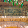 Scheitelstein mit Jahreszahl und Tafel mit Bauinschrift, Wappenbeischriften