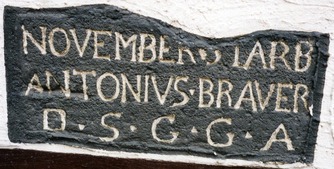 Bild zur Katalognummer 459: In die Wand eingelassenes Fragment des Grabkreuzes für Antonius Brauer