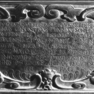 Figurale Metallplatte mit Sterbevermerk für den Domherrn Sebastian Schenk von Stauffenberg.