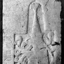 Wappengrabplatte für Kaspar Schulthatczinger, in der Kirche gegenüber dem Sakristeieingang. Rotmarmor. Vollwappen. Wappenbild erloschen.
