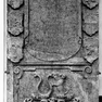 Wappengrabplatte für den Kanoniker Johann Sigismund von Lamberg, an der Westwand, zwischen dem zweiten und dritten Joch von Norden. Rotmarmor.