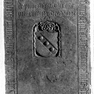 Grabplatte mit den Grabinschriften für die Kanoniker Heinrich Symphonista (Geiger) (Nr. 125) und Warmund von Pienzenau (Nr. 361), an der Nordwand in der Nordwestecke. Mehrfachverwendung der Platte, Rotmarmor.