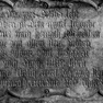 Wappengrabplatte für den fürstbischöflichen Rat und Mautner Hieronymus Sünzl, im Flur zum Residenzplatz an der Südwand. Rotmarmor.