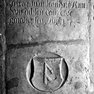 Grabplatte für Leonhard Ram, an der Südwand im 17. Abschnitt von Westen, obere Platte. Rotmarmor.